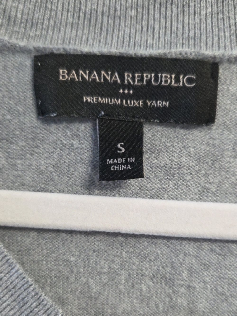 Banana Republic Women's V-Neck Sweater in Light Gray - Picture 2 of 3